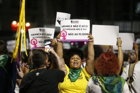 Sociedade brasileira se manifesta contra o PL 1.904/24, que criminaliza aborto de vítimas de estupro